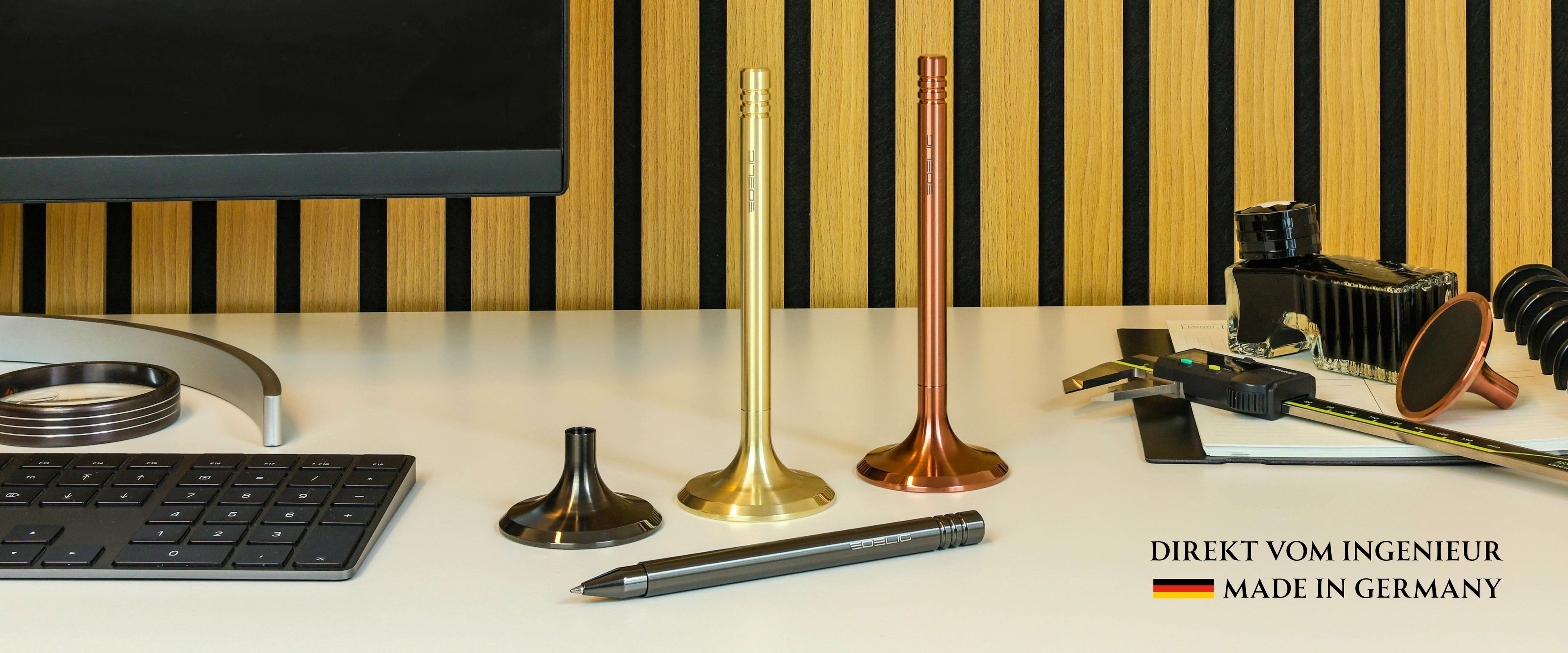 Exklusive Tintenroller in Ventilform, erhältlich in PVD-Kupfer, PVD-Hellgold und DLC-Anthrazit. Diese Schreibgeräte sind perfekt für Technikliebhaber und Designenthusiasten. Sie bieten ein elegantes Schreibtisch-Accessoire mit einem Hauch von Motorsport-DNA. Hergestellt in Deutschland und direkt von einem Maschinenbauingenieur als Kleinserienfertigung vertrieben.