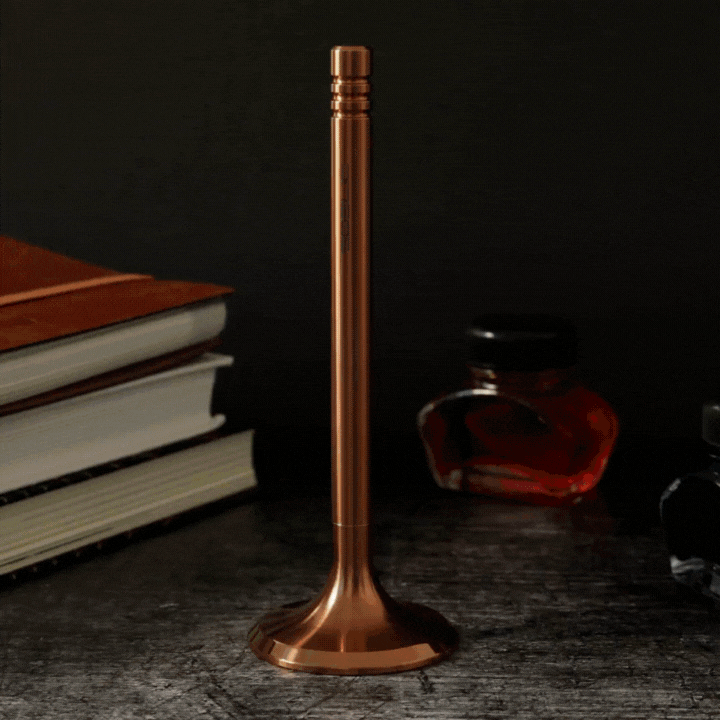 Der Tintenroller V4INK zeigt sich in unterschiedlichsten Farben PVD- Hellgold; PVD- Kupfer; DLC- Anthrazit und Umgebungen – mal elegant, mal technisch, mal kreativ.