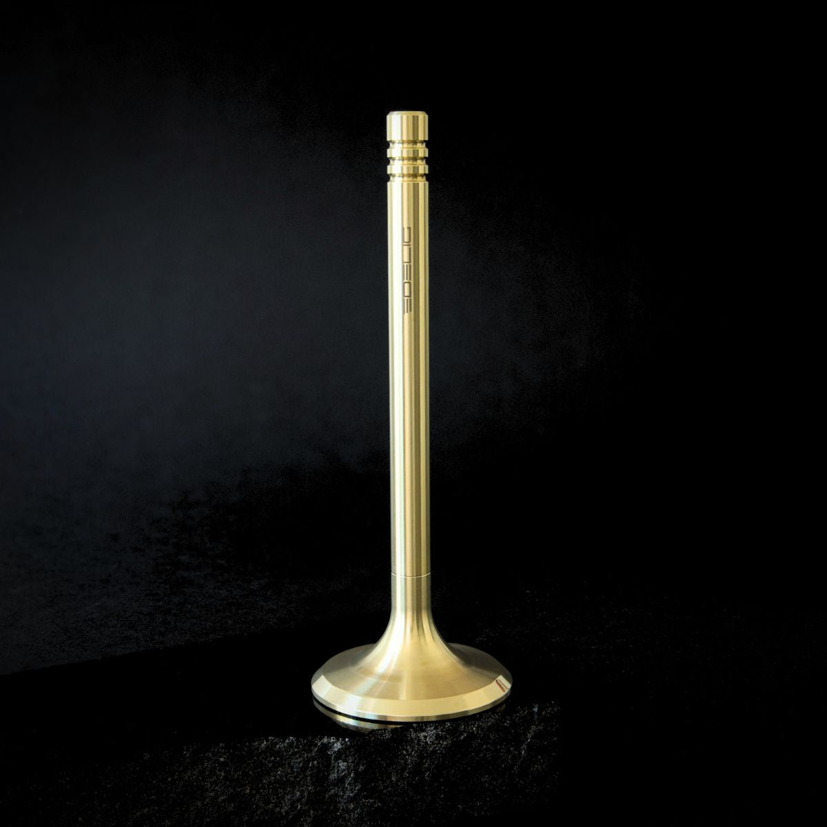 Das Bild präsentiert den exklusiven Tintenroller V4INK in PVD-Hellgold. Dieses Schreibgerät, das die Form eines Ventils hat, glänzt in einem eleganten Goldton. Dank seiner stabilen und stationären Bauweise ist er ein zuverlässiger und treuer Begleiter an Ihrem Arbeitsplatz.