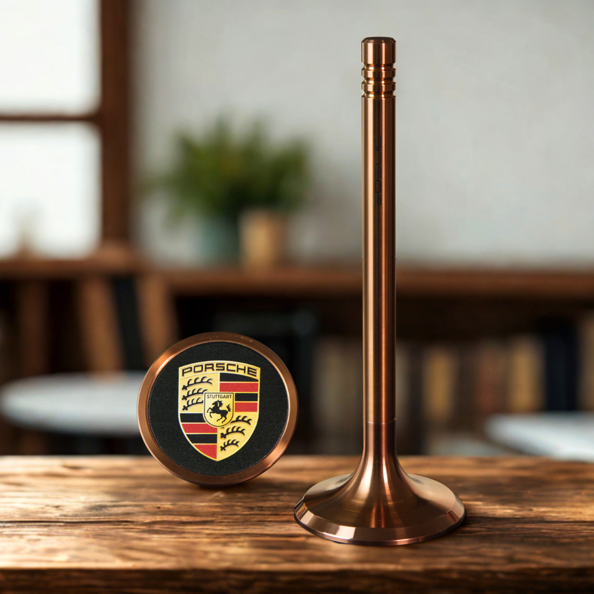 Der Tintenroller V4INK, erhältlich in PVD-Hellgold, PVD-Kupfer und DLC-Anthrazit von EDELIG, bietet eine außergewöhnliche Möglichkeit zur Personalisierung. Dieses Schreibgerät ermöglicht es, die schönsten Momente, bedeutendsten Erinnerungen und persönlichen Vorlieben festzuhalten.