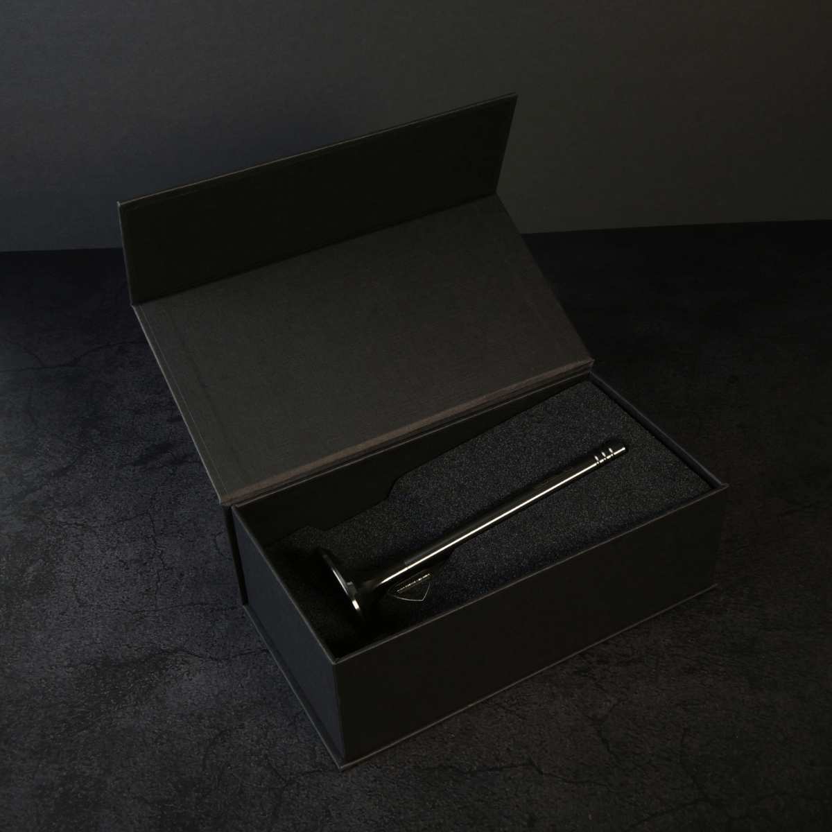 Luxuriöser Tintenroller in DLC- Anthrazit in edler schwarzer Geschenkbox mit passgenauer Schaumstoffeinlage. Perfekt als exklusives Business- Geschenk oder stilvolles Schreibgerät für den Schreibtisch.