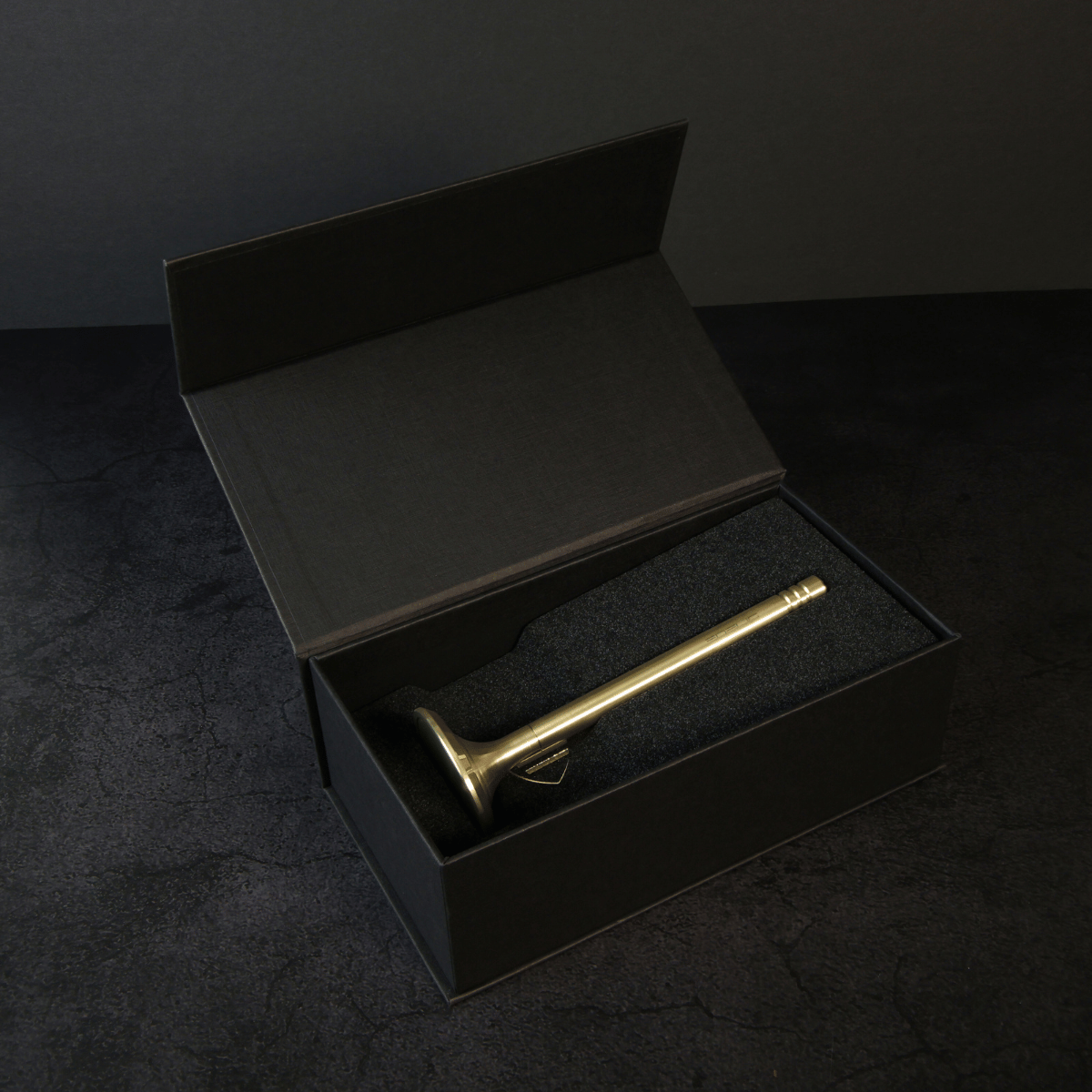 Luxuriöser Tintenroller in PVD- Hellgold in edler schwarzer Geschenkbox mit passgenauer Schaumstoffeinlage. Perfekt als exklusives Business-Geschenk oder stilvolles Schreibgerät für den Schreibtisch.