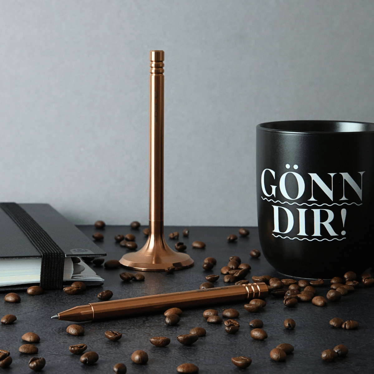 Zwischen Kaffee und Ideen. Ein Moment der Ruhe – eine entspannte Atmosphäre lädt zu einer kreativen Auszeit ein. Zwischen Notizbuch und Kaffee entfaltet sich der ideale Arbeitsplatz für Gedanken, Ideen und Inspirationen.