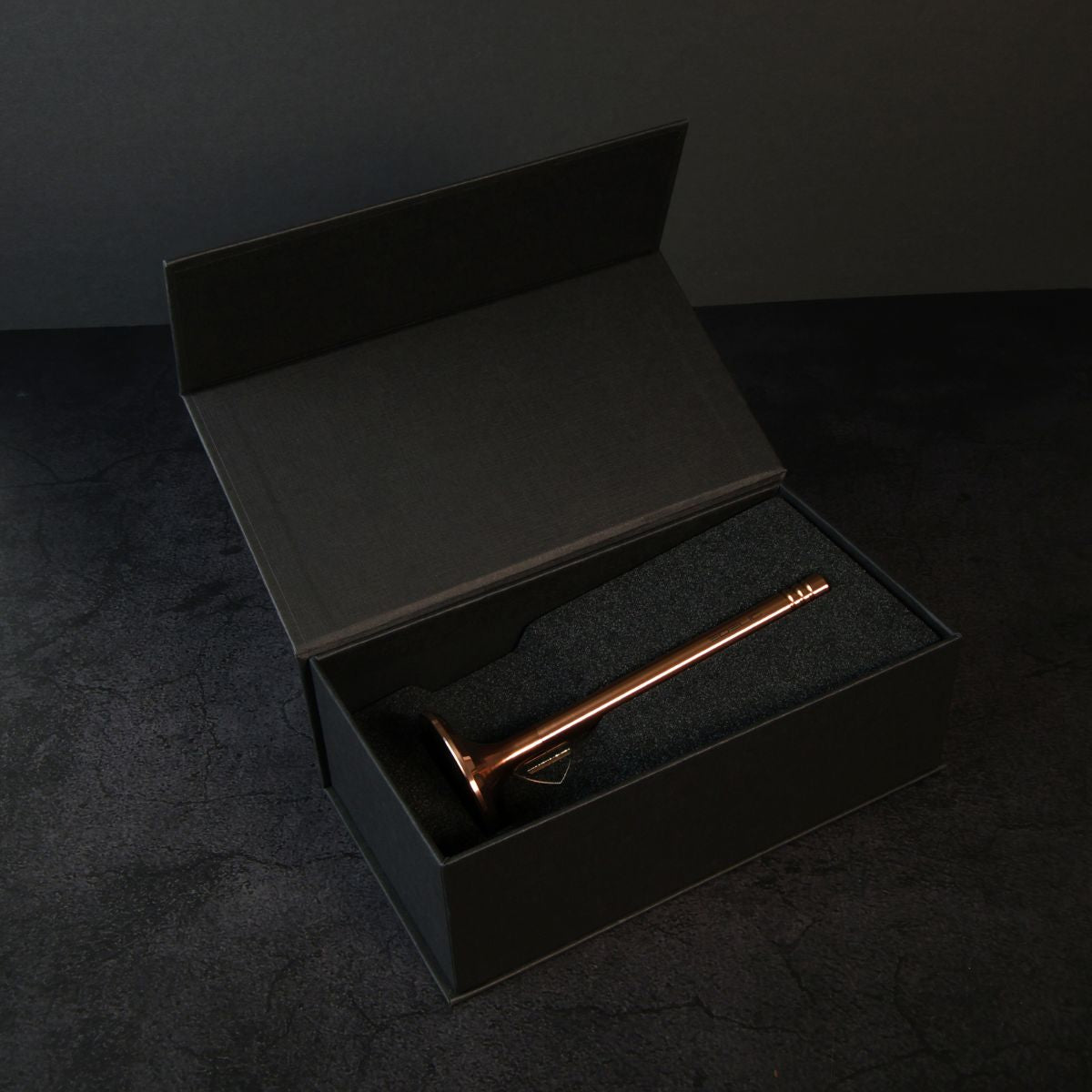 Luxuriöser Tintenroller in PVD- Kupfer in edler schwarzer Geschenkbox mit passgenauer Schaumstoffeinlage. Perfekt als exklusives Business-Geschenk oder stilvolles Schreibgerät für den Schreibtisch.