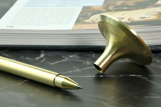 Ein exklusives und stationäres Schreibgerät für Technik- und Handschriftliebhaber. Inspiriert von einem Einlassventil, beeindruckt es durch sein markantes Design und eine ansprechende Haptik.