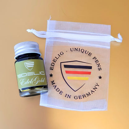 In Zusammenarbeit mit Octopus wurde speziell auf unseren DeskPen Füllfederhalter abgestimmte Schreibtinte entwickelt. Die Formel wurde gezielt optimiert, um sicherzustellen, dass die Tinte auch in vertikaler Position zuverlässig in der Schreibfeder verbleibt. Die Fließfähigkeit und das Gleitverhalten wurden sorgfältig ausbalanciert, um das Risiko des Ausfransens oder Durchdrückens in anderen Füllhaltern zu minimieren.