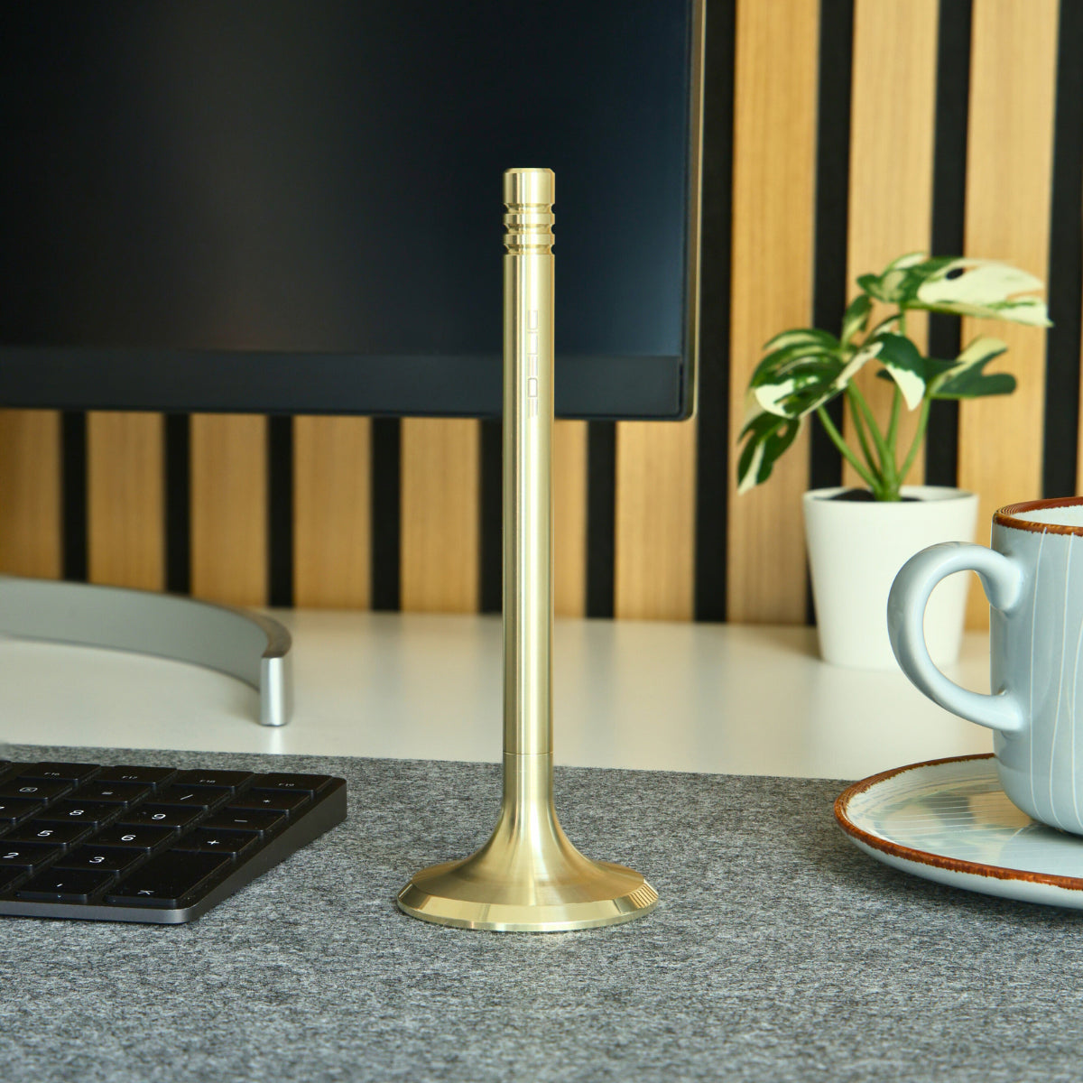 Eleganter Tintenroller in Ventilform, gefertigt aus Edelstahl mit PVD-Beschichtung in Hellgold. Dieses stilvolle Schreibinstrument ist das perfekte Accessoire für Ingenieure und Designliebhaber, die sowohl Wert auf Funktionalität als auch auf Ästhetik legen.