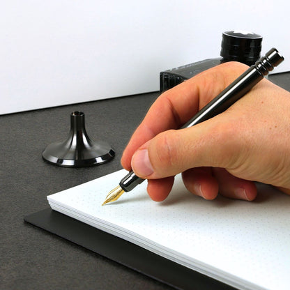 Der Füllfederhalter V4INK überzeugt durch sein reduziertes Design mit klaren Linien und präzisen Proportionen. Hergestellt aus hochwertigem Edelstahl 1.4404, bietet er eine angenehme Schwere und erstklassige Haptik. Die DLC-Beschichtung unterstreicht die Premium- Qualität. Der V4INK ist ein einzigartiger DeskPen für Liebhaber von Präzision, Ästhetik und Qualität. Made in Germany.