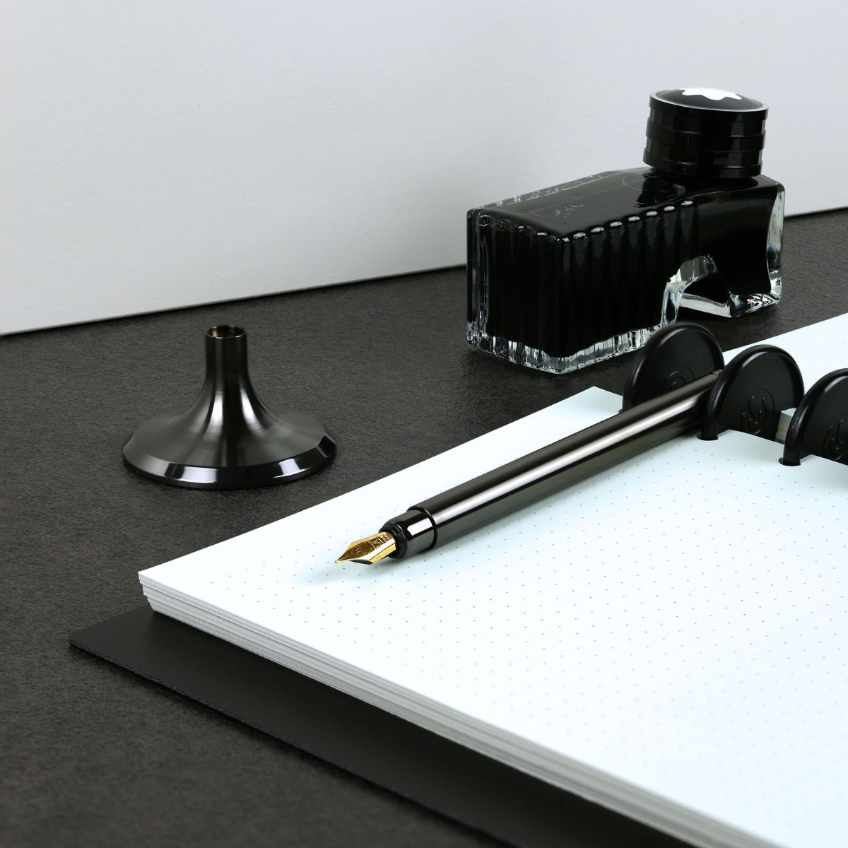 Der Füllfederhalter V4INK überzeugt durch sein reduziertes Design mit klaren Linien und präzisen Proportionen. Hergestellt aus hochwertigem Edelstahl 1.4404, bietet er eine angenehme Schwere und erstklassige Haptik. Die DLC-Beschichtung unterstreicht die Premium- Qualität. Der V4INK ist ein einzigartiger DeskPen für Liebhaber von Präzision, Ästhetik und Qualität. Made in Germany.