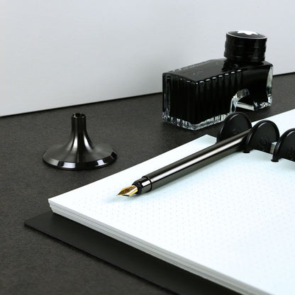 Der Füllfederhalter V4INK überzeugt durch sein reduziertes Design mit klaren Linien und präzisen Proportionen. Hergestellt aus hochwertigem Edelstahl 1.4404, bietet er eine angenehme Schwere und erstklassige Haptik. Die DLC-Beschichtung unterstreicht die Premium- Qualität. Der V4INK ist ein einzigartiger DeskPen für Liebhaber von Präzision, Ästhetik und Qualität. Made in Germany.