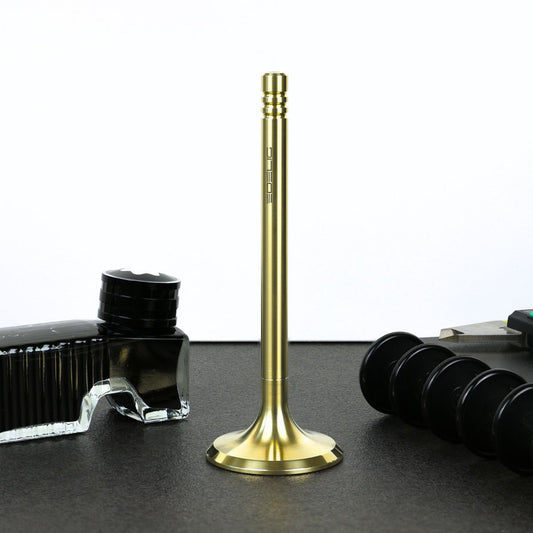Der Füllfederhalter V4INK überzeugt durch sein reduziertes Design mit klaren Linien und präzisen Proportionen. Hergestellt aus hochwertigem Edelstahl 1.4404, bietet er eine angenehme Schwere und erstklassige Haptik. Die PVD-Beschichtung unterstreicht die Premium-Qualität. Der V4INK ist ein einzigartiger DeskPen für Liebhaber von Präzision, Ästhetik und Qualität. Made in Germany.