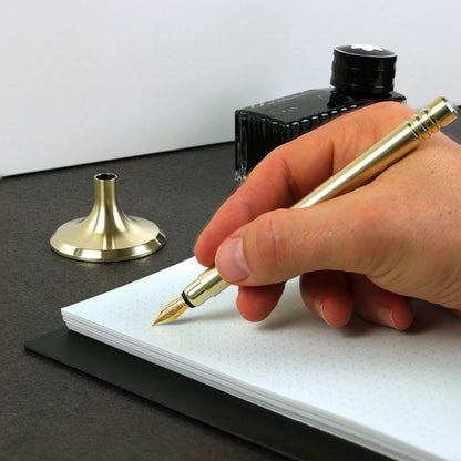 Der Füllfederhalter V4INK überzeugt durch sein reduziertes Design mit klaren Linien und präzisen Proportionen. Hergestellt aus hochwertigem Edelstahl 1.4404, bietet er eine angenehme Schwere und erstklassige Haptik. Die PVD-Beschichtung unterstreicht die Premium-Qualität. Der V4INK ist ein einzigartiger DeskPen für Liebhaber von Präzision, Ästhetik und Qualität. Made in Germany.
