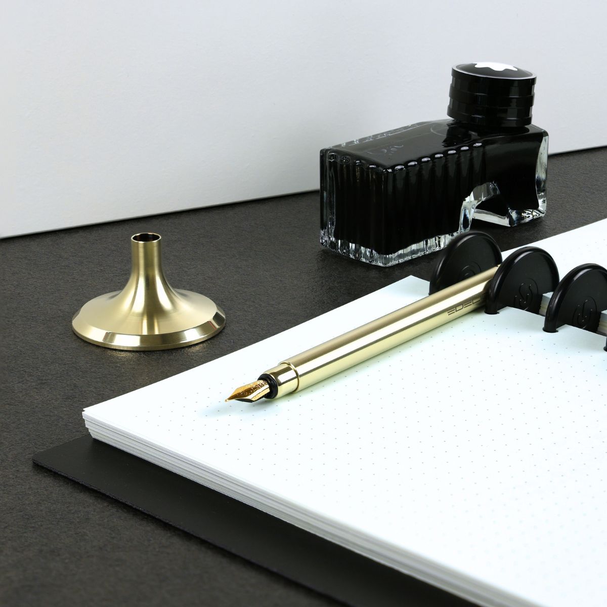 Der Füllfederhalter V4INK überzeugt durch sein reduziertes Design mit klaren Linien und präzisen Proportionen. Hergestellt aus hochwertigem Edelstahl 1.4404, bietet er eine angenehme Schwere und erstklassige Haptik. Die PVD-Beschichtung unterstreicht die Premium-Qualität. Der V4INK ist ein einzigartiger DeskPen für Liebhaber von Präzision, Ästhetik und Qualität. Made in Germany.
