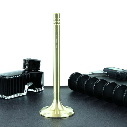 Der Tintenroller V4INK in PVD-Hellgold, präsentiert vor einem eleganten Notizbuch, stellt ein hochwertiges Schreibtisch-Accessoire dar und eignet sich hervorragend als Geschenk für Designliebhaber. Er ist einzigartig in seiner Art und richtet sich besonders an Menschen, die Leidenschaft für das Schreiben und Technik empfinden.