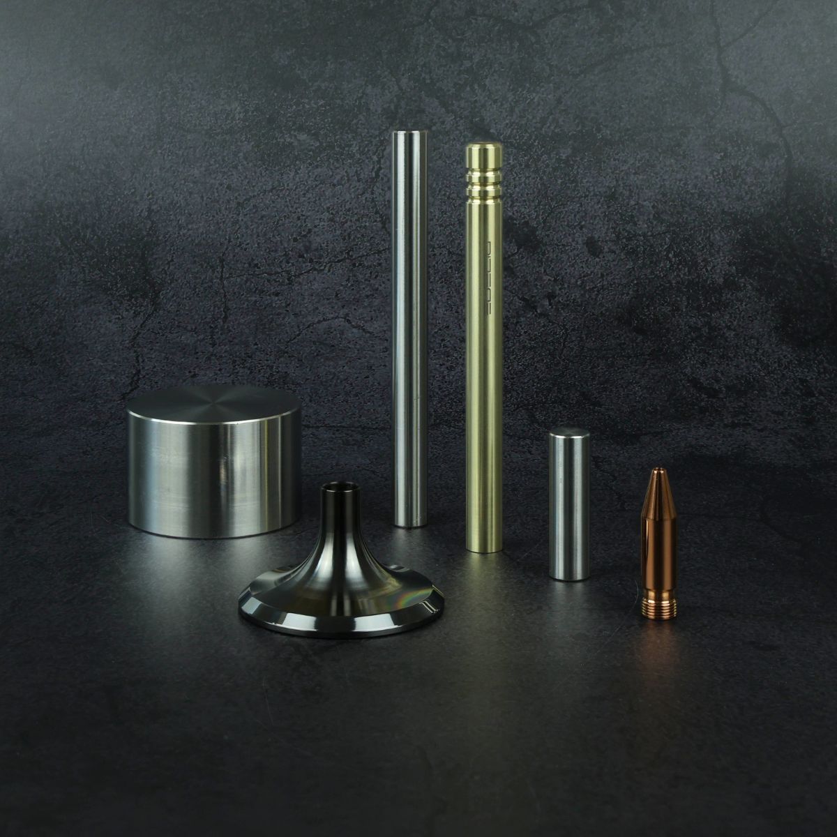 Elegantes Schreibgerät V4INK in PVD-Kupfer, PVD-Hellgold und DLC-Anthrazit – hergestellt aus Vollmaterial Edelstahl mit PVD-Beschichtung. Ideal als stilvolles Geschenk für Ingenieure, Tuning-Enthusiasten und Technikliebhaber. Hochwertig und geschmackvoll.