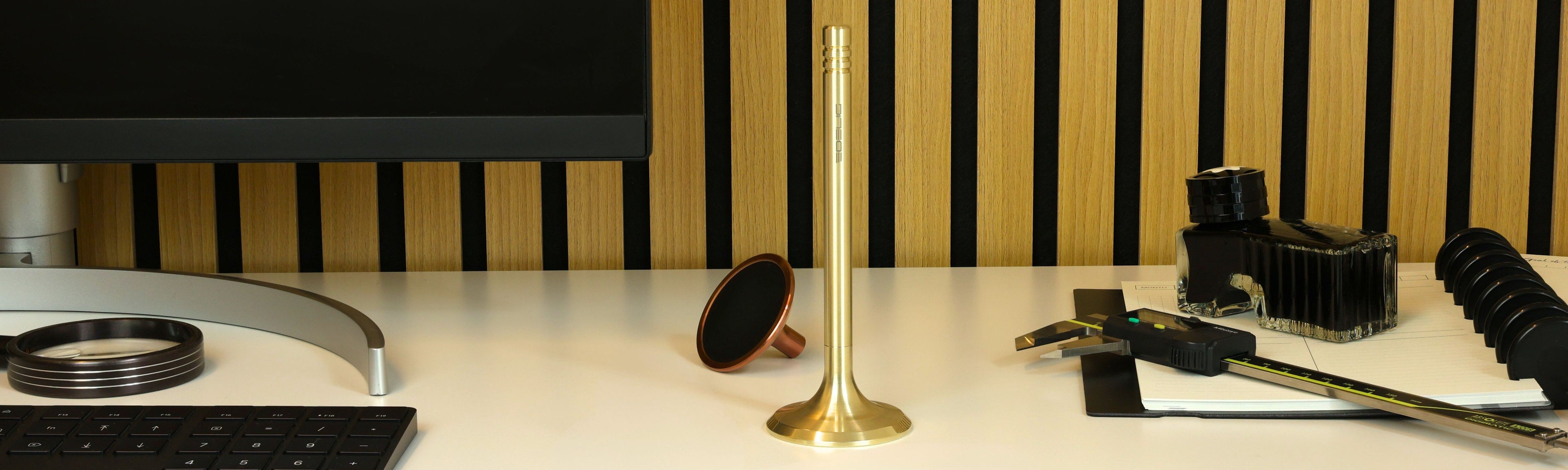 Exklusive Schreibgeräte in Ventilform, erhältlich in PVD- Kupfer, PVD- Hellgold und DLC- Anthrazit. Diese Schreibgeräte sind perfekt für Technikliebhaber und Designenthusiasten. Sie bieten ein elegantes Schreibtisch- Accessoire mit einem Hauch von Motorsport- DNA. Hergestellt in Deutschland und direkt von einem Maschinenbauingenieur als Kleinserienfertigung vertrieben.