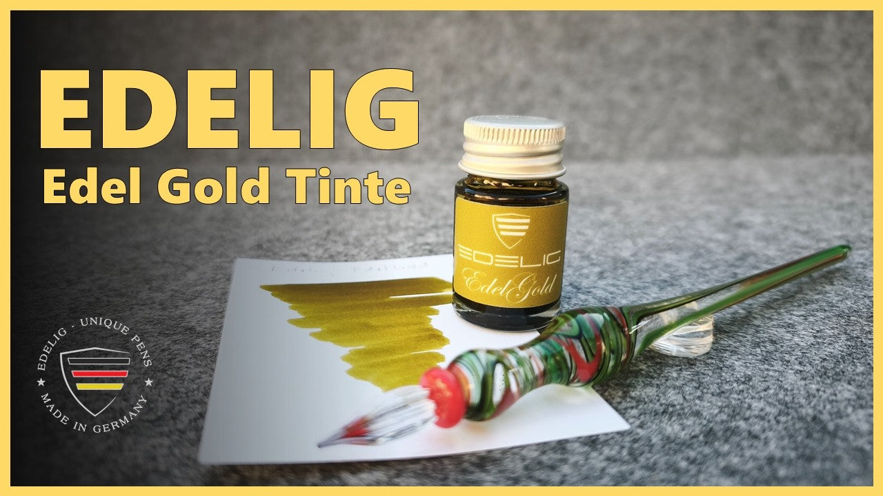 Video laden: Ein exklusiver Farbton für Genießer: Die neue "Edel Gold" Tinte von Edelig &amp; Octopus Fluids im Test! Heute habe ich ein ganz besonderes Highlight auf dem Schreibtisch. Die Brand Edelig hat in Kooperation mit der bekannten Tinten-Manufaktur Octopus Fluids aus Dresden eine eigene Füllertinte herausgebracht: Die Edelig Edel Gold.
