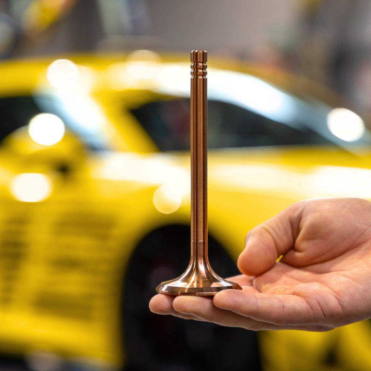 Der EDELIG DeskPen wurde für Menschen entwickelt, die Qualität, Funktion und zeitloses Design bewusst schätzen. Als stationärer Schreibtischstift richtet er sich an alle, die ihr Schreibgerät dauerhaft griffbereit haben und ihren Arbeitsplatz mit einem außergewöhnlichen Designobjekt ergänzen möchten. Besonders Ingenieure, Architekten, Unternehmer, Ärzte, Anwälte, Designer sowie Technik- und Schreibgeräte-Enthusiasten finden im DeskPen einen langlebigen Begleiter für den Arbeitsalltag.