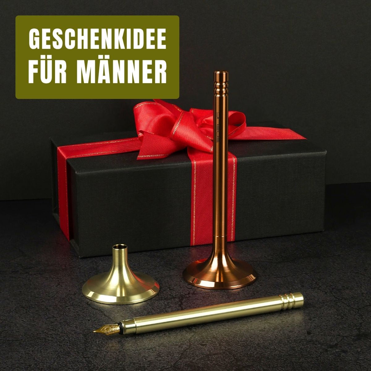 Das Bild präsentiert das Schreibgerät V4INK als eine originelle Geschenkidee für Männer. Vor einem stilvollen schwarzen Geschenkkarton mit einer roten Schleife liegt ein Füllfederhalter V4INK, der aus massivem Edelstahl in PVD- Hellgold gefertigt ist. Dieser Tintenroller ist die ideale Wahl für exklusive Geschenke zu besonderen Anlässen und Ereignissen.
