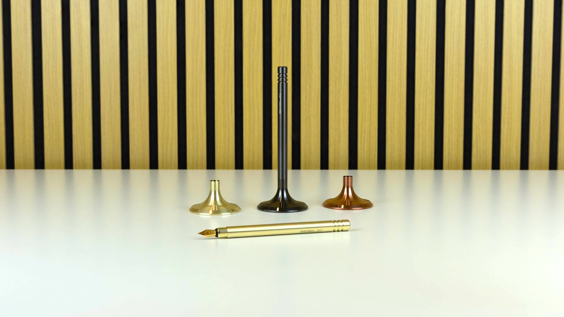 Exklusive Schreibtischstifte als Füllfederhalter sind in PVD- Kupfer, PVD- Hellgold und DLC- Anthrazit erhältlich. Diese Schreibgeräte richten sich an Designenthusiasten und bieten ein elegantes Accessoire für Ihren Schreibtisch. Sie werden in Deutschland gefertigt und von einem Maschinenbauingenieur im Rahmen einer Kleinserienproduktion vertrieben.