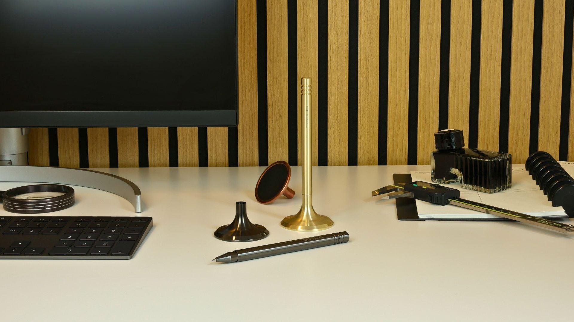 Exklusive Schreibgeräte in Ventilform, erhältlich in PVD- Kupfer, PVD- Hellgold und DLC- Anthrazit. Diese Schreibgeräte sind perfekt für Technikliebhaber und Designenthusiasten. Sie bieten ein elegantes Schreibtisch- Accessoire mit einem Hauch von Motorsport- DNA. Hergestellt in Deutschland und direkt von einem Maschinenbauingenieur als Kleinserienfertigung vertrieben.