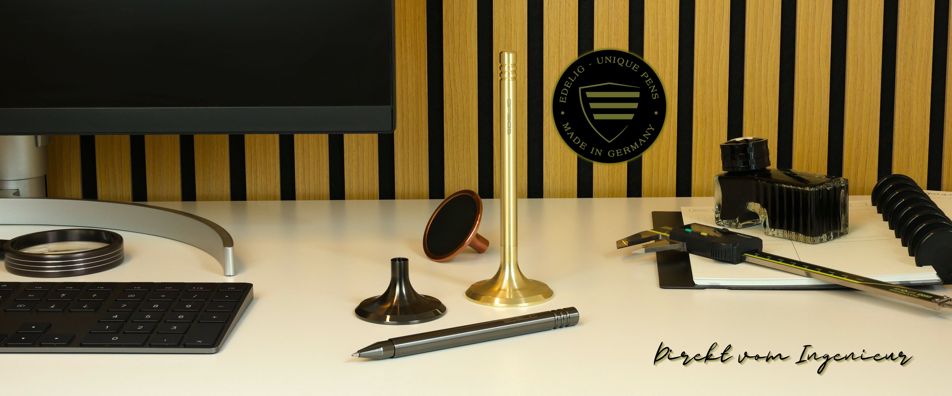 Exklusive Schreibgeräte in Ventilform, erhältlich in PVD- Kupfer, PVD- Hellgold und DLC- Anthrazit. Diese Schreibgeräte sind perfekt für Technikliebhaber und Designenthusiasten. Sie bieten ein elegantes Schreibtisch- Accessoire mit einem Hauch von Motorsport- DNA. Hergestellt in Deutschland und direkt von einem Maschinenbauingenieur als Kleinserienfertigung vertrieben.