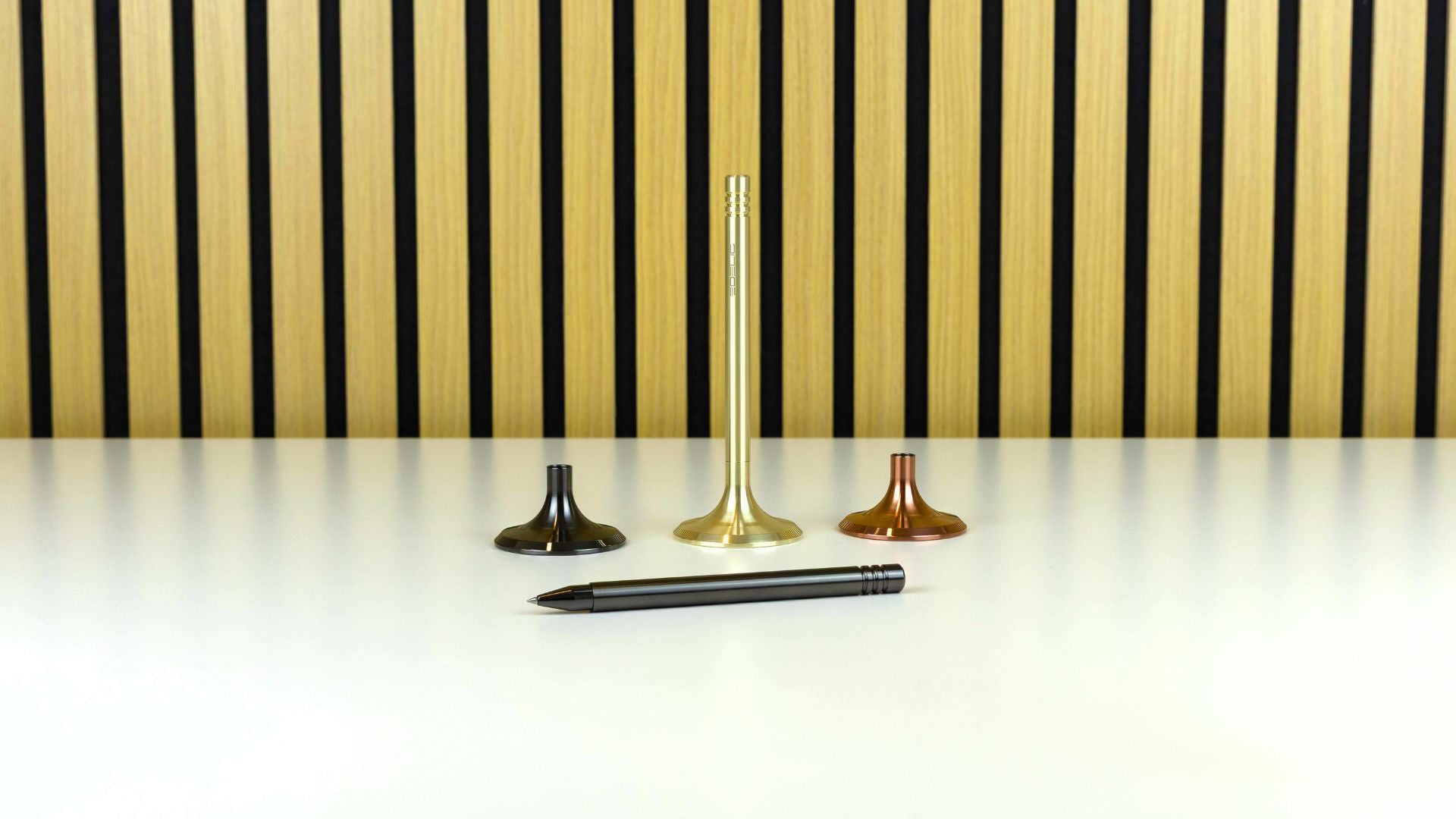 Ein außergewöhnlicher Tintenroller in Ventilform, erhältlich in PVD- Kupfer, PVD- Hellgold und DLC- Anthrazit. Dieses Schreibgerät ist perfekt für Technikliebhaber und Designenthusiasten. Es vereint ein elegantes Schreibtisch- Accessoire mit einem Hauch von Motorsport- DNA. Hergestellt in Deutschland und direkt von einem Maschinenbauingenieur in Kleinserienproduktion angeboten.