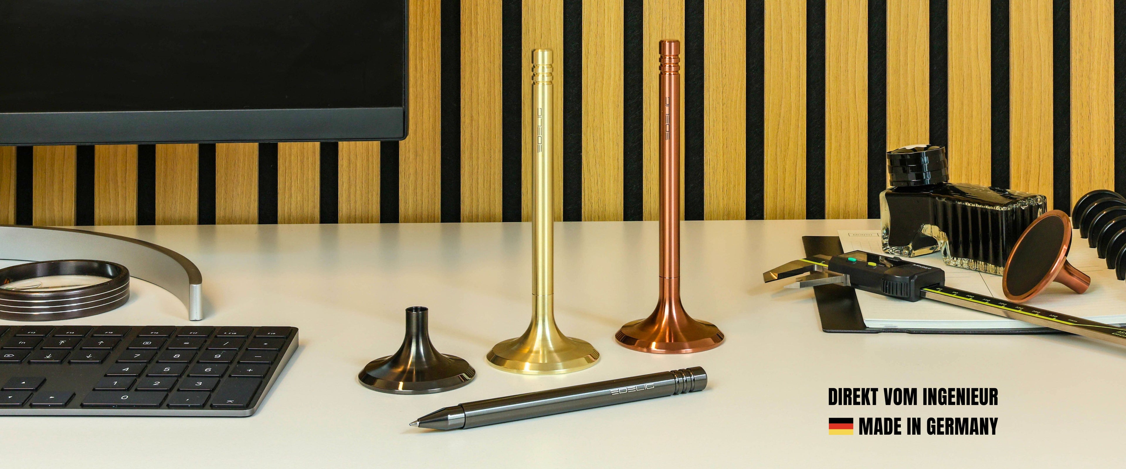 Exklusive Schreibgeräte in Ventilform, erhältlich in PVD- Kupfer, PVD- Hellgold und DLC- Anthrazit. Diese Schreibgeräte sind perfekt für Technikliebhaber und Designenthusiasten. Sie bieten ein elegantes Schreibtisch- Accessoire mit einem Hauch von Motorsport- DNA. Hergestellt in Deutschland und direkt von einem Maschinenbauingenieur als Kleinserienfertigung vertrieben.