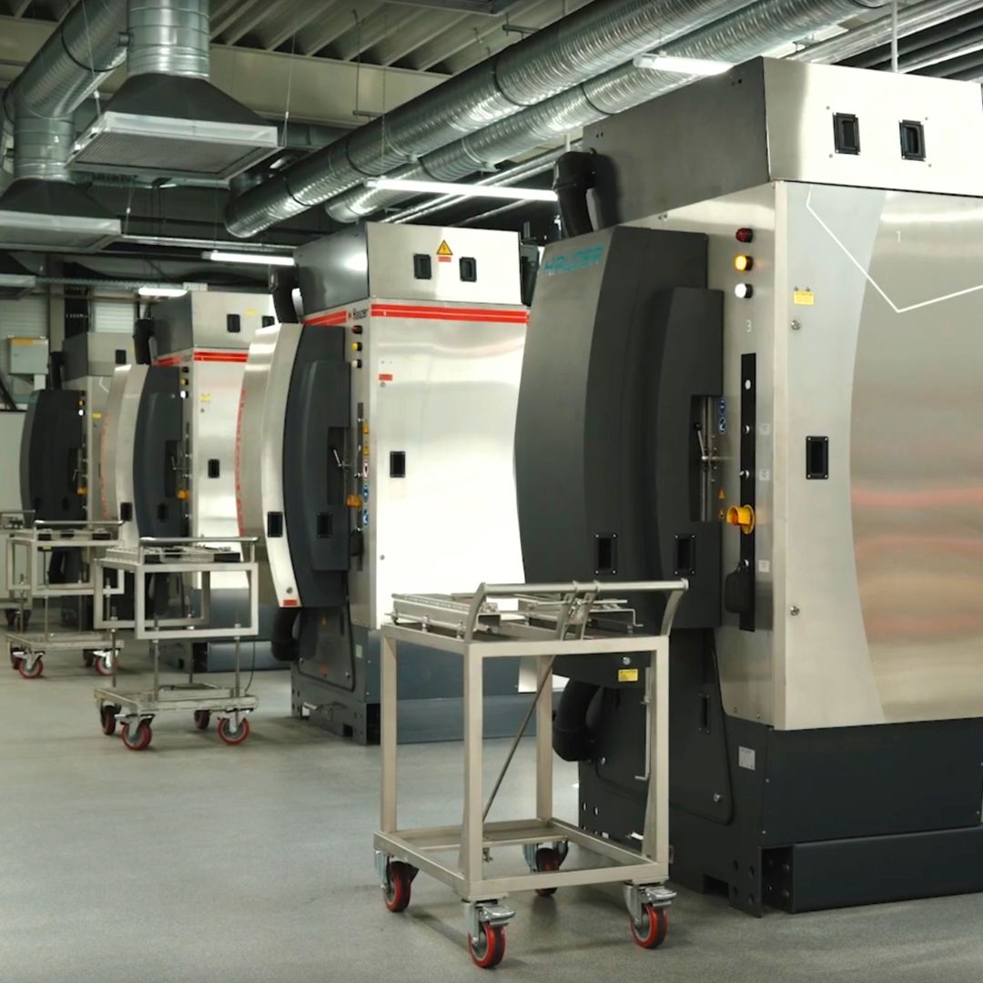 EDELIG Auf dem Bild sehen Sie eine moderne Anlage für PVD- und DLC- Beschichtung in Deutschland. Dieser Hersteller sichert die hohe Qualität unserer Produkte. Dies gilt ebenso für unsere CNC- Fertigung sowie für die verwendeten Komponenten.