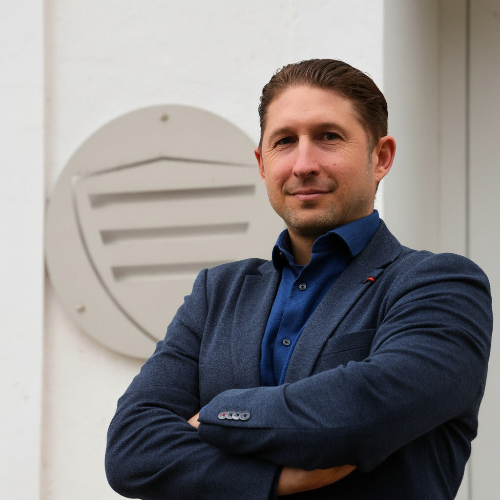 Leidenschaftlicher Maschinenbau- Ingenieur und Gründer der Marke EDELIG. Mit Vorliebe bis ins kleinste Detail. Entwickler von Tintenroller V4INK und Füllfederhalter V4INK.