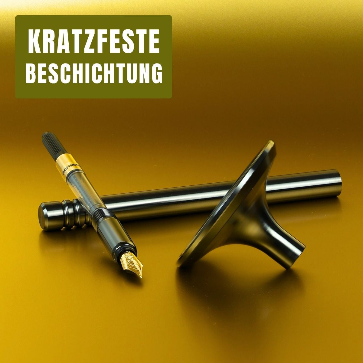 Auf einem goldfarbenen Hintergrund liegen drei luxuriöse Füllfederhalter in edlen Metall- Finishes: DLC- Anthrazit, PVD- Kupfer und PVD- Kupfer. Die Schreibgeräte zeichnen sich durch ihre elegante PVD- Beschichtung aus, die ihnen eine besonders widerstandsfähige und exklusive Oberfläche verleiht. Im Hintergrund ist ein glänzendes Standfuß aus purem Edelstahl als Basis zu sehen.