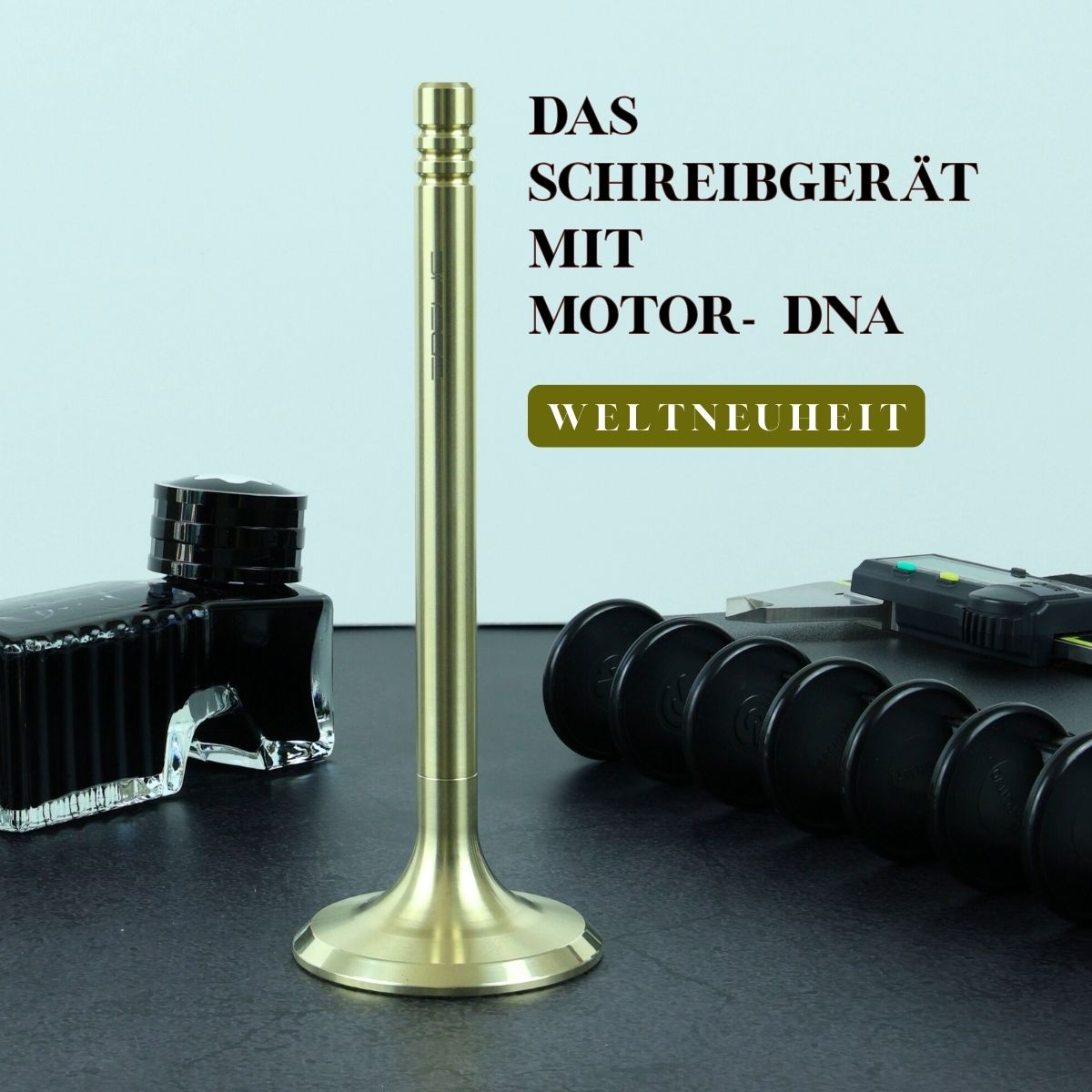EDELIG präsentiert das weltweit erste Schreibgerät mit authentischer Motor-DNA: Ein exklusiver Stift, gestaltet in Form eines originalen Motorventils und in elegantem Hellgold gehalten. Dieses einzigartige Schreibgerät ist ein absolutes Must-have für Technikliebhaber, Ingenieure und Designenthusiasten. Hergestellt in Deutschland.