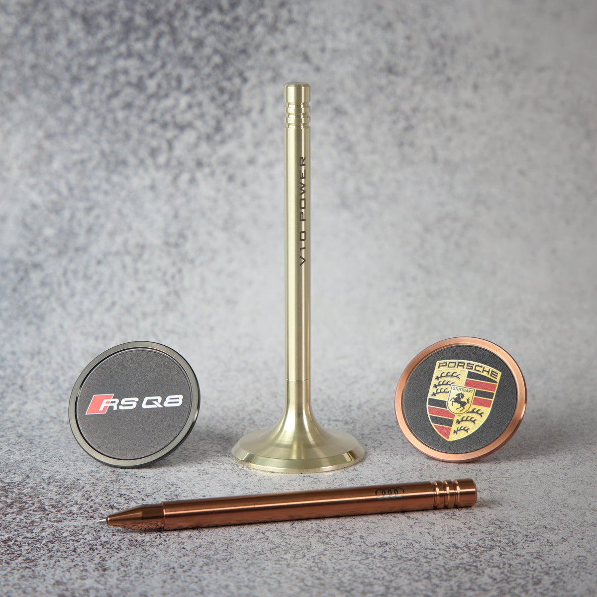 Exklusives Schreibgerät in Form eines Ventils, hergestellt aus hochwertigem Edelstahl und mit persönlicher Gravur. Inspiriert von der Automobil- und Technikbranche ist es das perfekte Geschenk für Auto-Liebhaber und Ingenieure. Die besondere Möglichkeit zur Personalisierung macht es zu einem einzigartigen Accessoire.