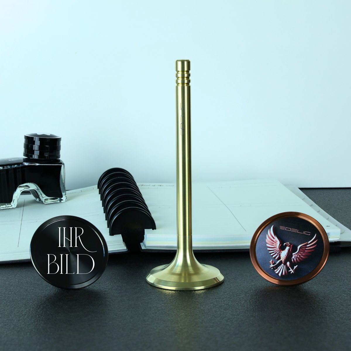 Gestalten Sie die Auflagefläche des Standfußes nach Ihren Vorstellungen. Personalisieren Sie ihn mit einem Logo, Wappen oder einer beliebigen Grafik. Der Tintenroller V4INK eignet sich hervorragend als besonderes Geschenk für außergewöhnliche Anlässe wie Abschlussfeiern, Jubiläen oder Firmenveranstaltungen.