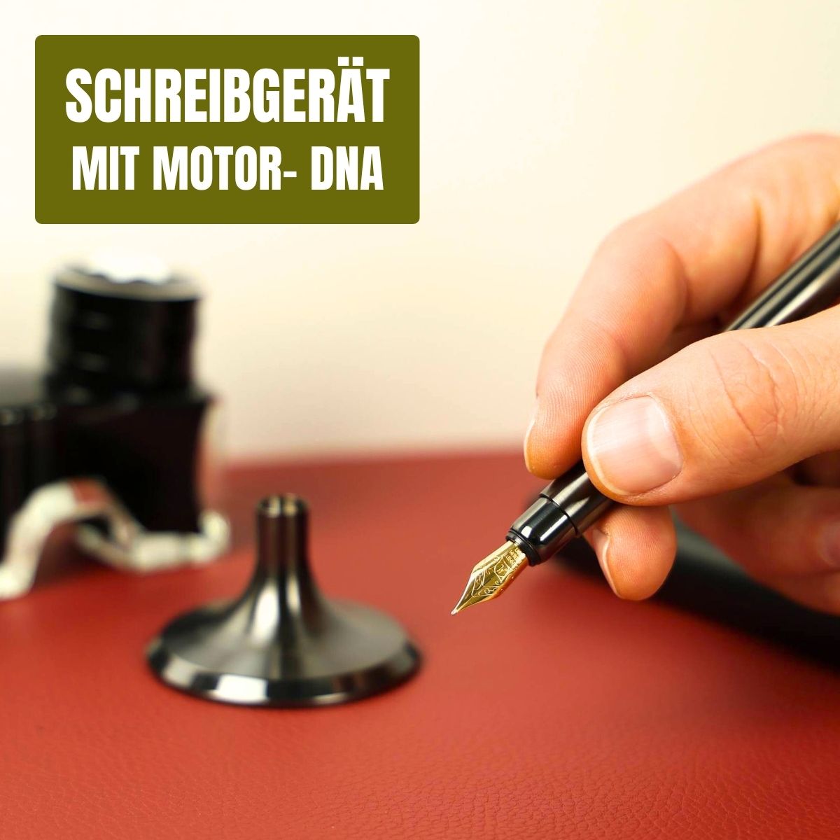 Ein stationärer Füllfederhalter in DLC-Anthrazit, ausgestattet mit einer vergoldeten Schreibfeder, wird von einer männlichen Hand gehalten. Im Hintergrund sind eine Tintenflasche sowie der Standfuß des Schreibgeräts sichtbar, platziert auf einer Unterlage aus rotem Kunstleder.