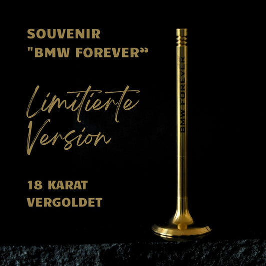 Ein Einlassventil aus einem BMW M54- Motor, sorgfältig bearbeitet, vergoldet und mit der Lasergravur „BMW FOREVER“ versehen. Dieses außergewöhnliche Stück ist ein beeindruckendes Andenken oder ein einzigartiges Souvenir für wahre BMW- Enthusiasten.
