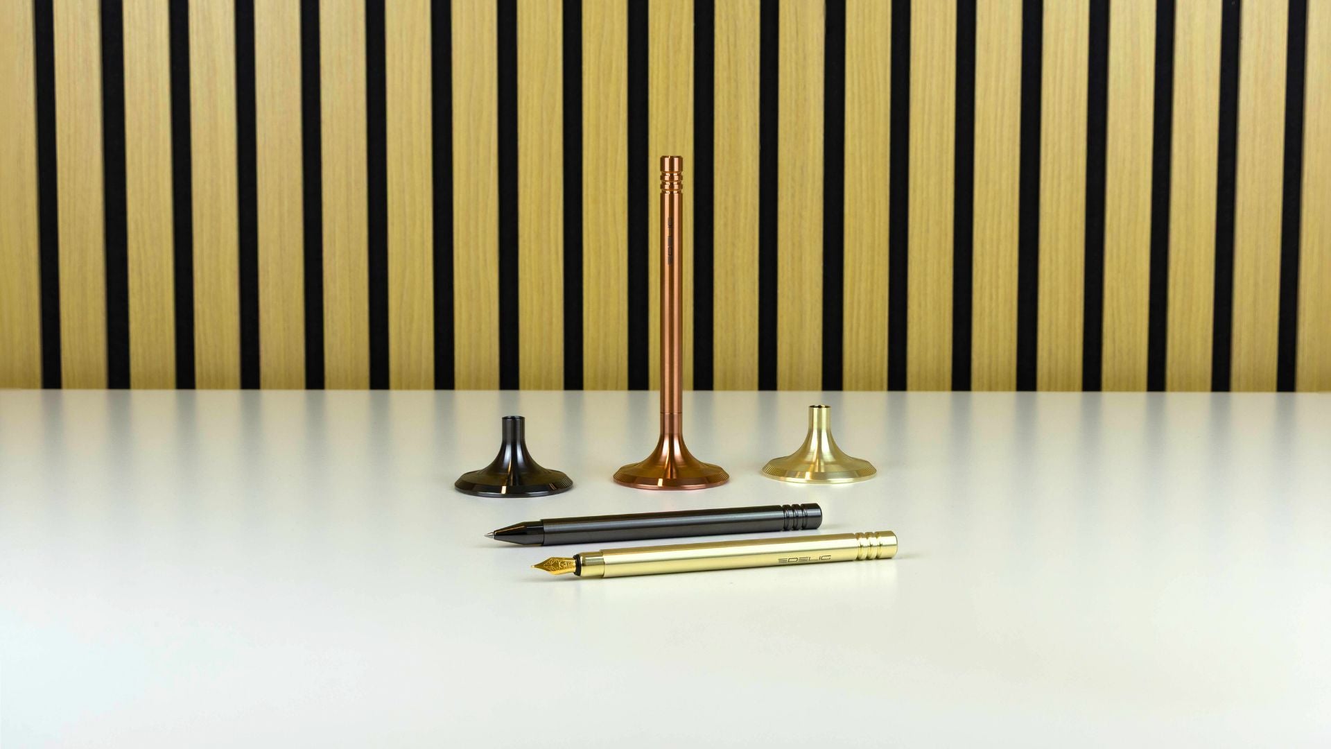 EDELIG: Ein außergewöhnlicher DeskPen in Ventilform, erhältlich in PVD- Kupfer, PVD- Hellgold und DLC- Anthrazit. Dieses Schreibgerät ist perfekt für Technikliebhaber und Designenthusiasten. Es vereint ein elegantes Schreibtisch- Accessoire mit einem Hauch von Motorsport- DNA. Hergestellt in Deutschland und direkt von einem Maschinenbauingenieur in Kleinserienproduktion angeboten.