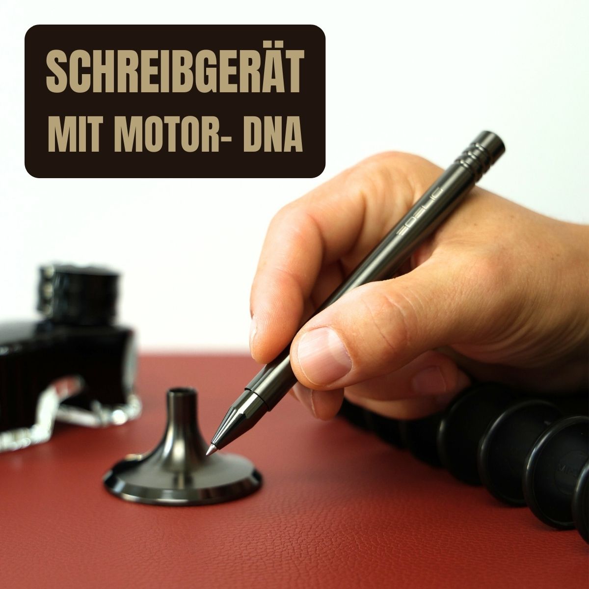 Das Bild zeigt das stationäre Schreibgerät V4INK, inspiriert von der Motor-DNA. Gefertigt aus hochwertigem Chirurgenstahl und veredelt mit DLC-Beschichtung, verbindet es Ingenieurskunst und Schreibkultur. Im Vordergrund hält eine Hand den Rollerball, daneben ist der massive Standfuß sichtbar. Das Design ist minimalistisch, funktional und erinnert durch seine Formensprache an ein Einlassventil aus dem Motorbau. Gefertigt in Deutschland, steht V4INK für Präzision, Langlebigkeit und Exklusivität.