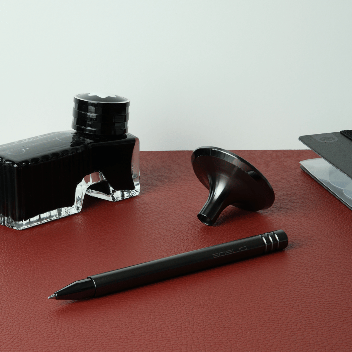 Ein Statement aus Metall und Tinte. Dieses Schreibgerät von EDELIG repräsentiert sowohl die Affinität zur Technik als auch zur Handschrift. Es ist nicht einfach ein Accessoire, sondern ein Ausdruck von Individualität.