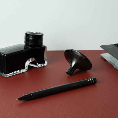 Ein Statement aus Metall und Tinte. Dieses Schreibgerät von EDELIG repräsentiert sowohl die Affinität zur Technik als auch zur Handschrift. Es ist nicht einfach ein Accessoire, sondern ein Ausdruck von Individualität.