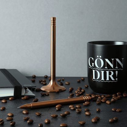 Zwischen Kaffee und Ideen. Ein Moment der Ruhe – eine entspannte Atmosphäre lädt zu einer kreativen Auszeit ein. Zwischen Notizbuch und Kaffee entfaltet sich der ideale Arbeitsplatz für Gedanken, Ideen und Inspirationen.