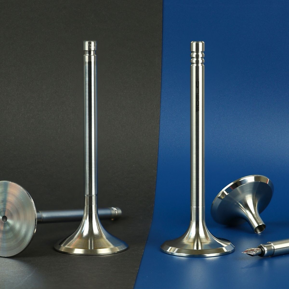 Das Bild zeigt eine originalgetreue Nachbildung eines Einlassventils aus einem Verbrennungsmotor, das sowohl im Design als auch als Schreibgerät gestaltet wurde. Alle Funktionen als Schreibgerät wurden bis ins kleinste Detail sorgfältig durchdacht und umgesetzt.