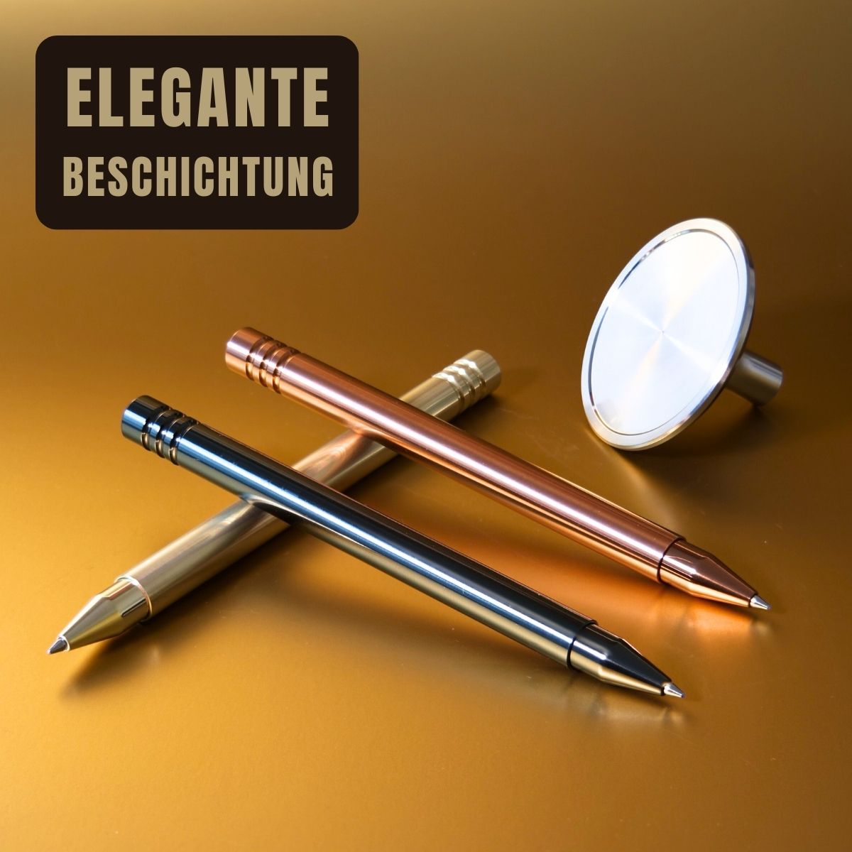 Auf einem goldfarbenen Hintergrund liegen drei luxuriöse Tintenroller in edlen Metall- Finishes: DLC- Anthrazit, PVD- Kupfer und PVD- Kupfer. Die Schreibgeräte zeichnen sich durch ihre elegante PVD- Beschichtung aus, die ihnen eine besonders widerstandsfähige und exklusive Oberfläche verleiht. Im Hintergrund ist ein glänzendes Standfuß aus purem Edelstahl als Basis zu sehen.