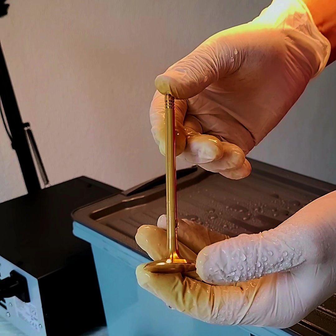 Dieses außergewöhnliche Souvenir besteht aus einem Einlassventil eines gebrauchten M54 BMW-Motors. Es wird sorgfältig aufbereitet, von Hand mit 18 Karat Gelbgold vergoldet und mit der Lasergravur „BMW FOREVER“ versehen. Die Auflage ist auf lediglich 12 Exemplare limitiert, ideal für wahre BMW-Enthusiasten.